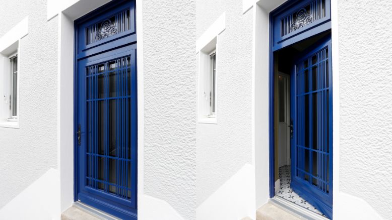 porte d'entrée vitrée en bois sur mesure avec une grille sur mesure